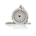Collar con medallón redondo plateado de 30 mm con diseño calado de corazón de diamantes