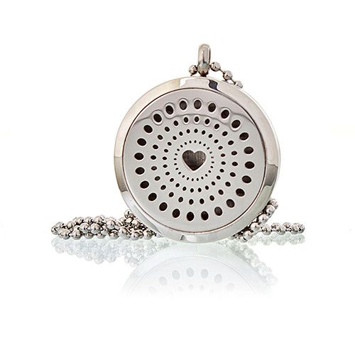 Collar con medallón redondo plateado de 30 mm con diseño calado de corazón de diamantes