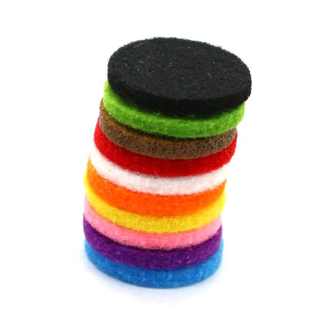 Pila de diez almohadillas redondas de fieltro de colores para collar difusor de 30 mm