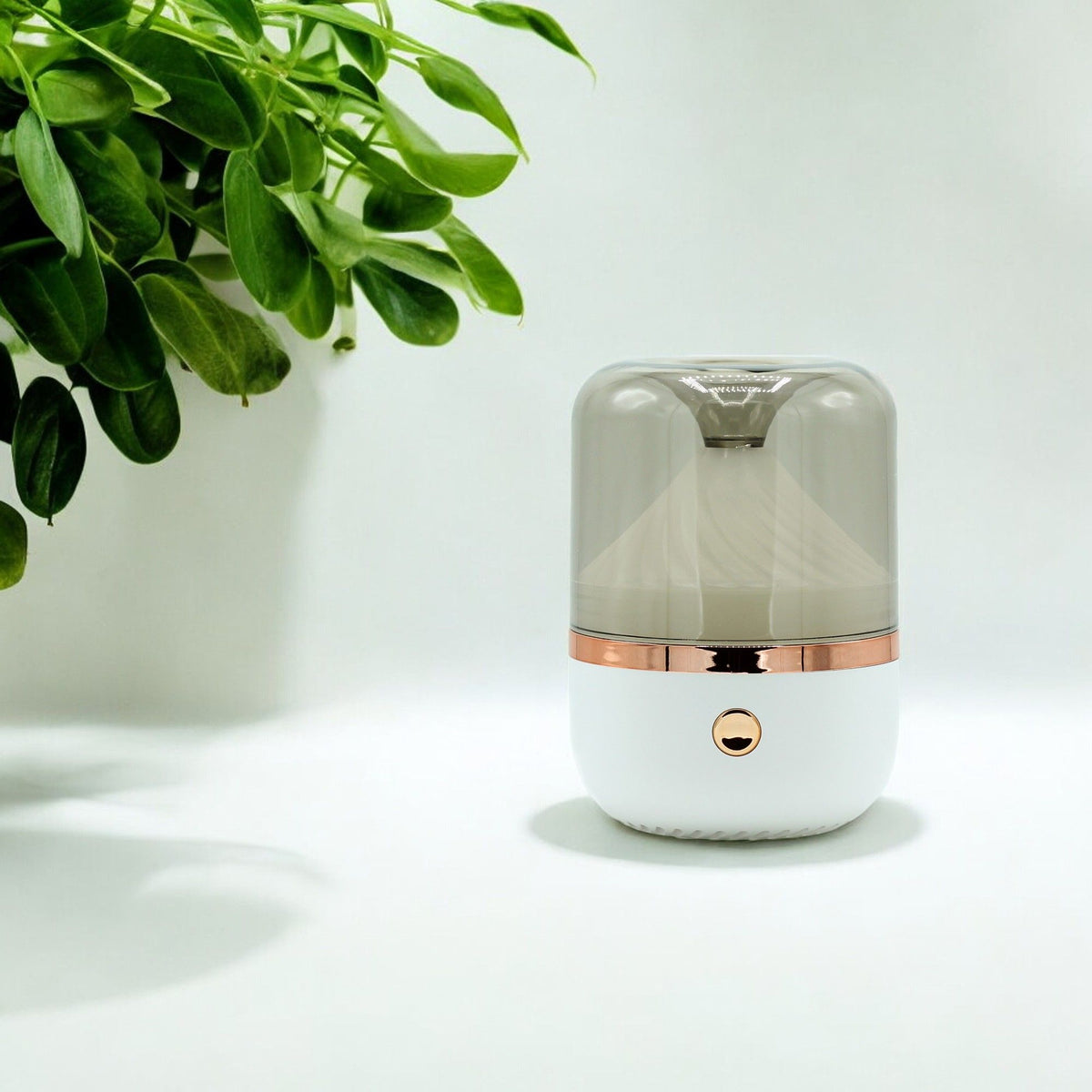 Difusor de aromas blanco y bronce · Luz que cambia de color · USB-C
