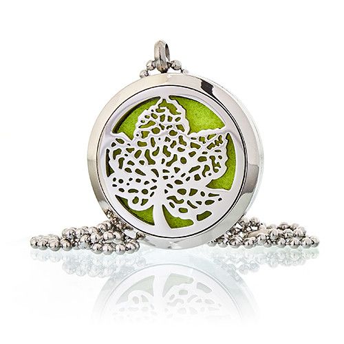 Collar con medallón redondo plateado de 30 mm con diseño calado de hoja