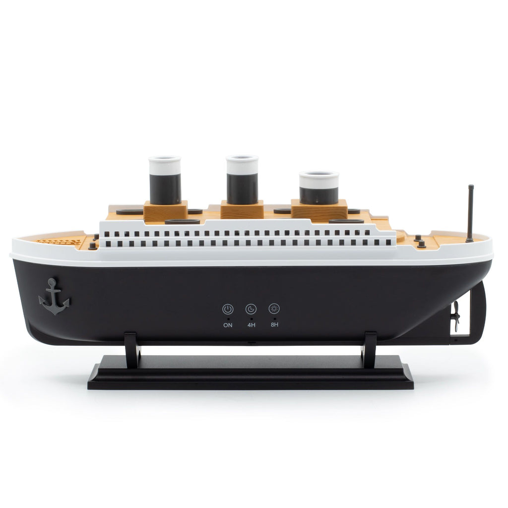 Difusor de aromas con forma de barco en blanco y negro, con bruma saliendo por las chimeneas