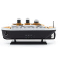 Difusor de aromas con forma de barco en blanco y negro, con bruma saliendo por las chimeneas