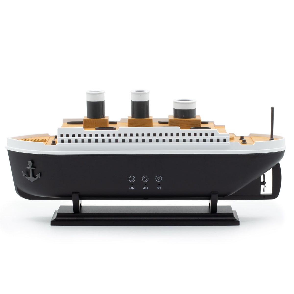 Difusor de aromas con forma de barco en blanco y negro, con bruma saliendo por las chimeneas